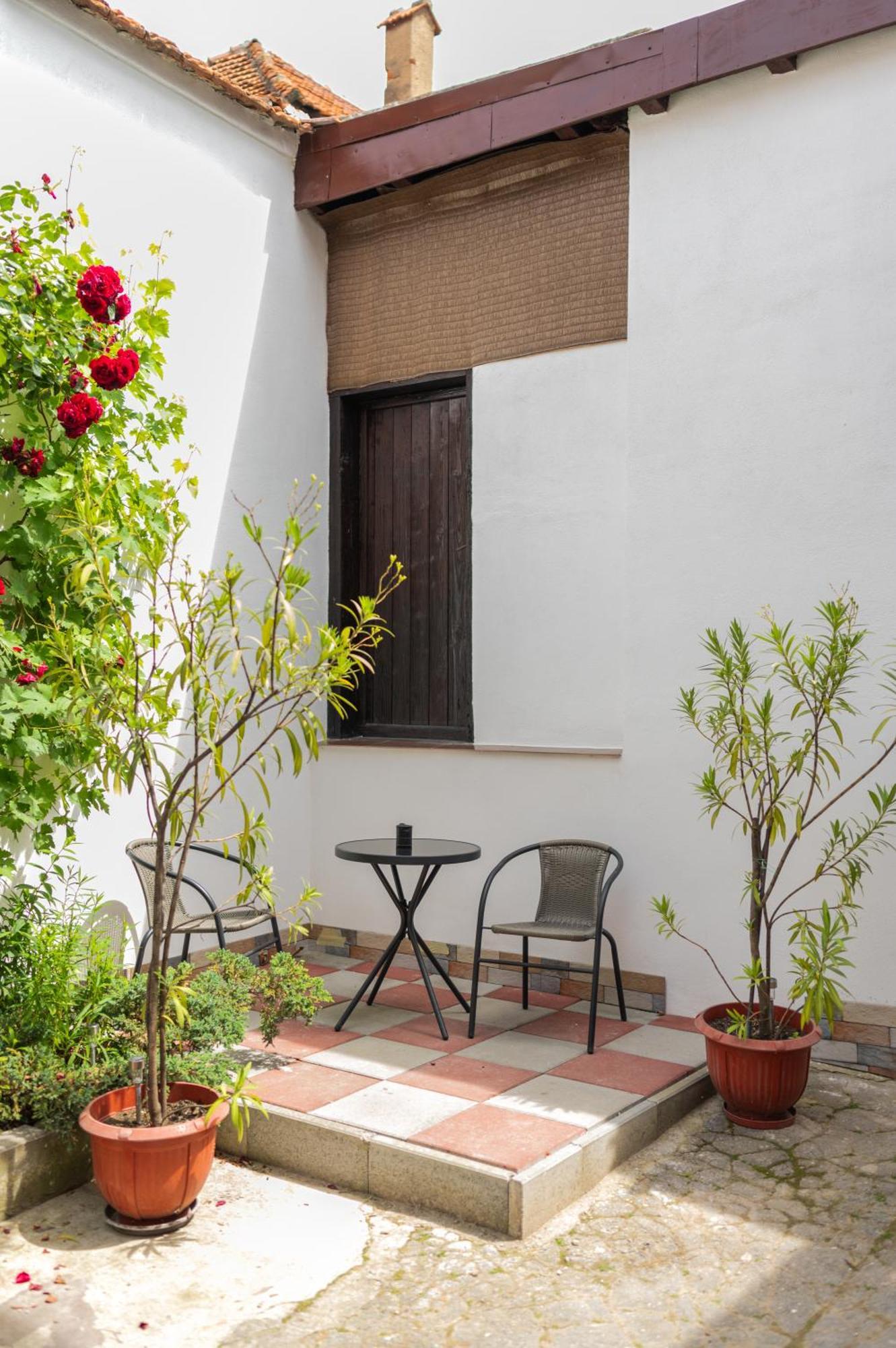 Fun House - Comfortable Stay With Garden And Near Parking Brasov Bagian luar foto