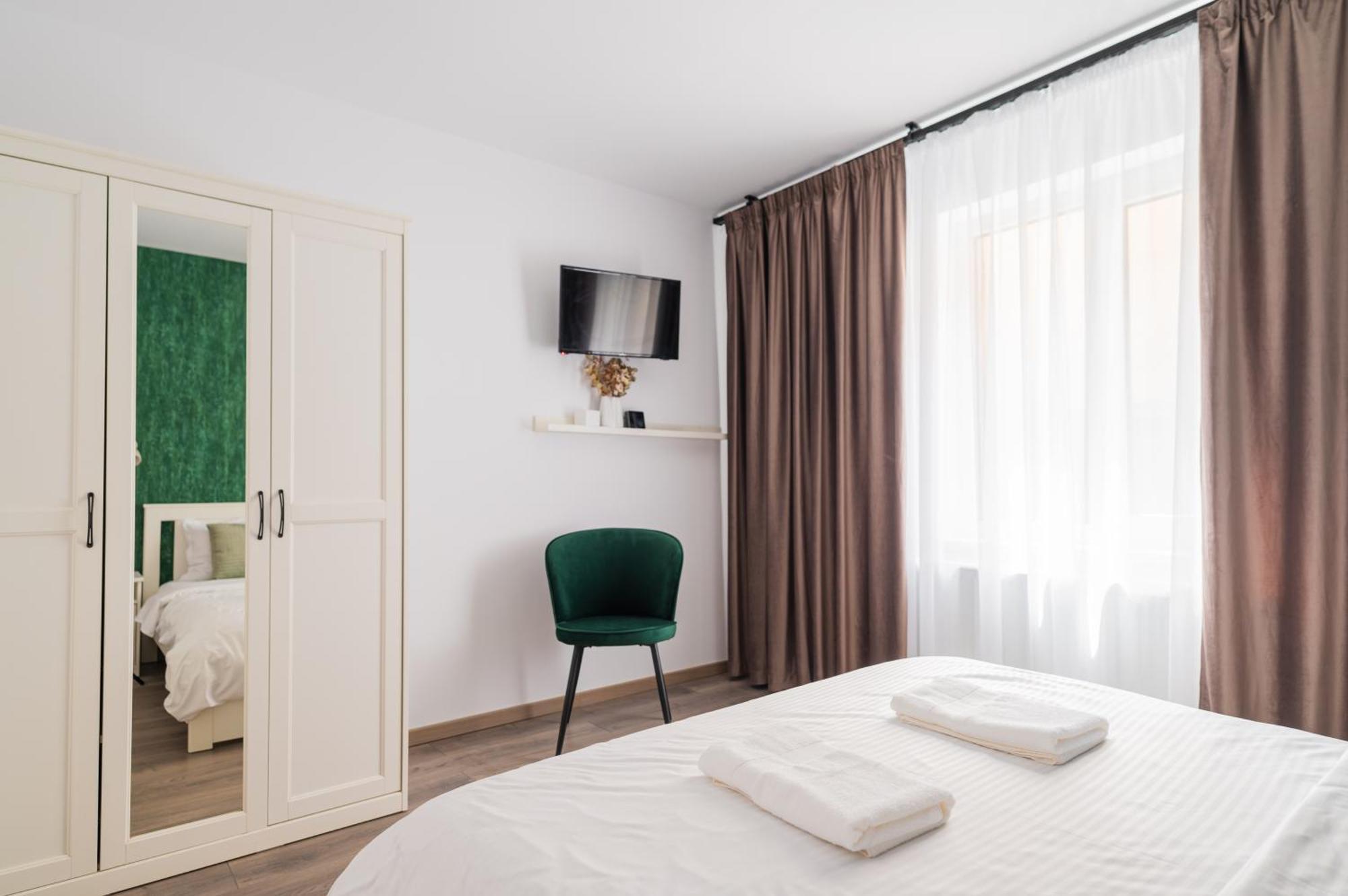 Fun House - Comfortable Stay With Garden And Near Parking Brasov Bagian luar foto