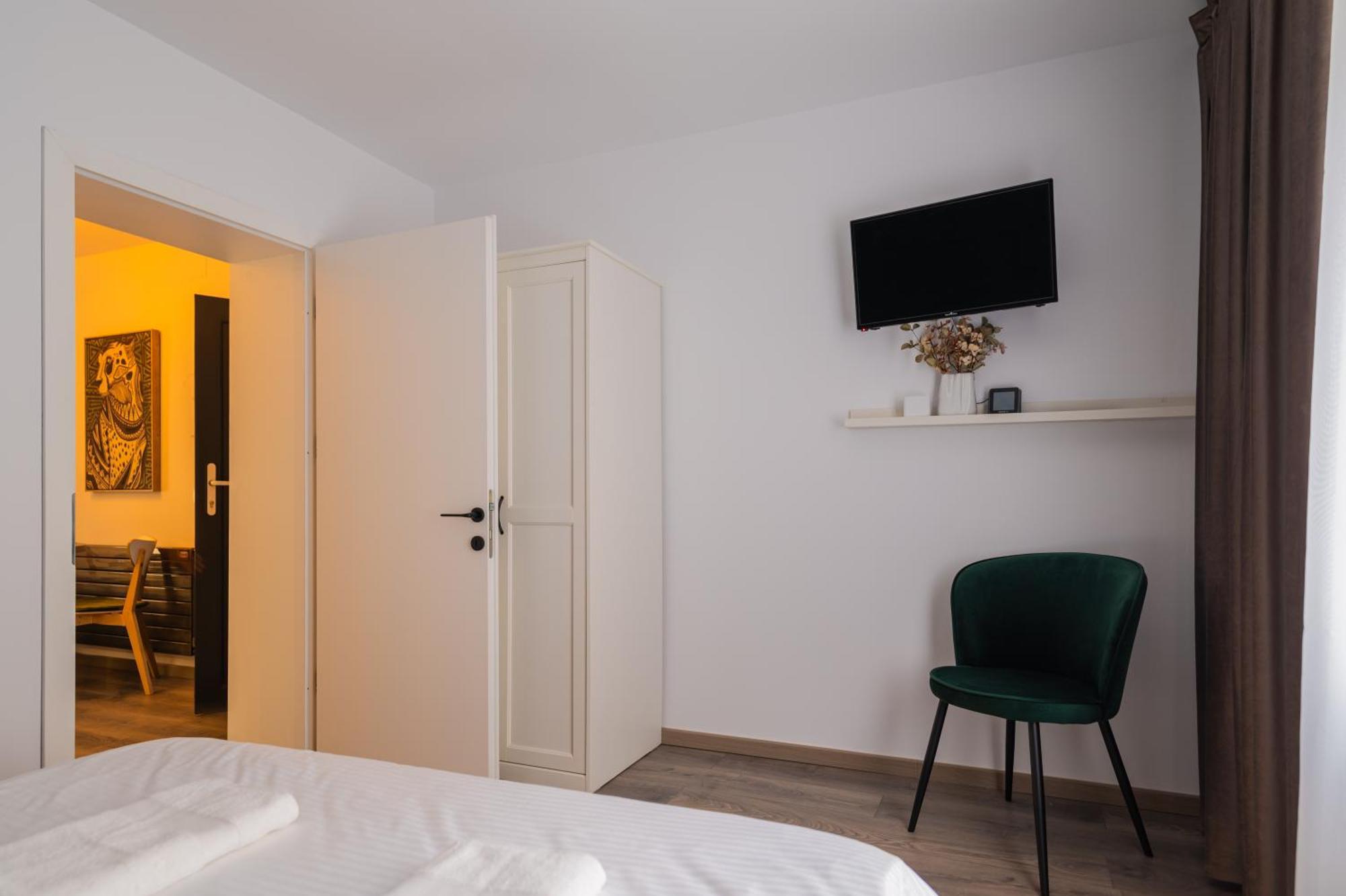 Fun House - Comfortable Stay With Garden And Near Parking Brasov Bagian luar foto